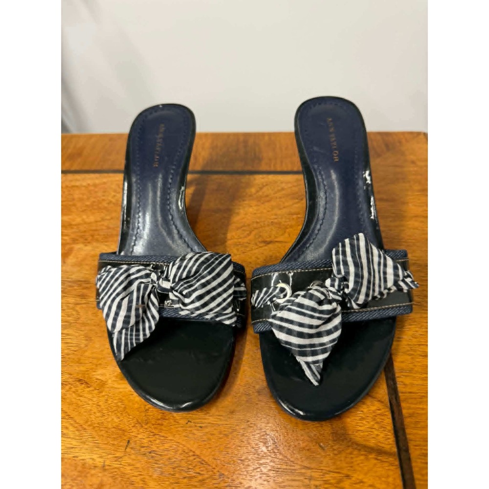 Ann Taylor 8 Navy Patent Leather Striped Bow Kitten Heel Mules Sandals
